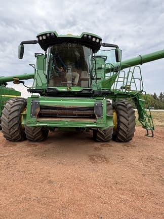 Image of John Deere X9 1000 equipment image 1