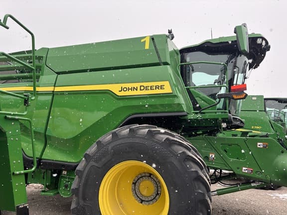 Image of John Deere X9 1000 equipment image 2