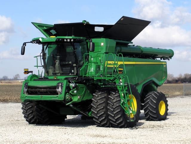 Image of John Deere X9 1000 equipment image 1