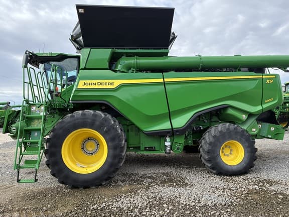 Image of John Deere X9 1000 equipment image 2