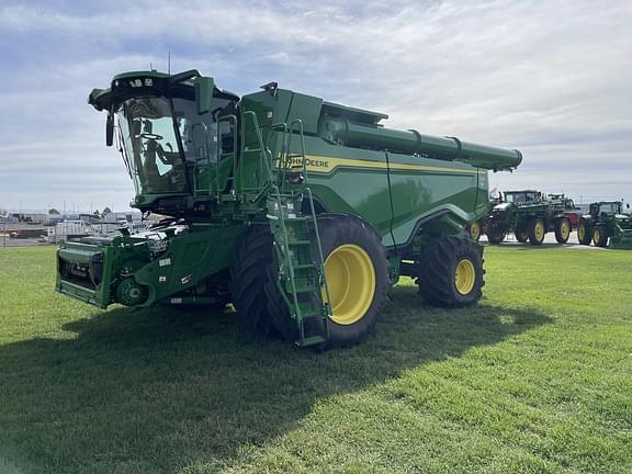 Image of John Deere X9 1000 equipment image 1