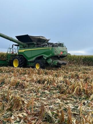 Image of John Deere X9 1000 equipment image 1