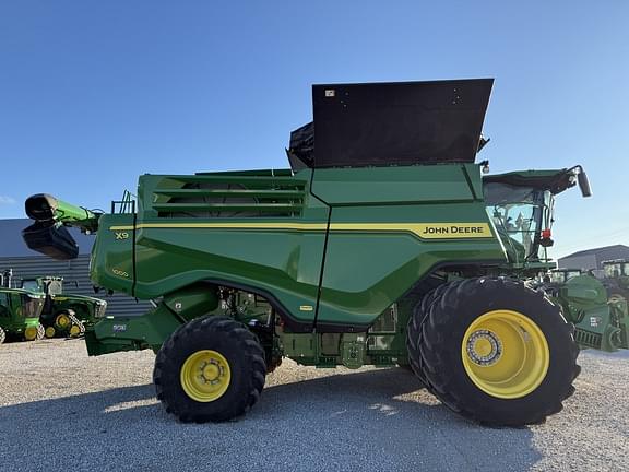 Image of John Deere X9 1000 equipment image 3