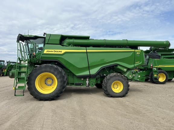Image of John Deere X9 1000 equipment image 1