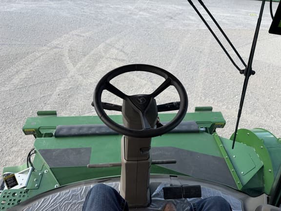 Image of John Deere X9 1000 equipment image 4