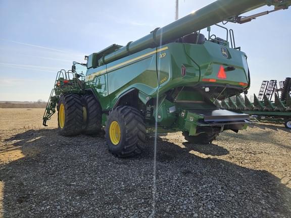 Image of John Deere X9 1000 equipment image 3