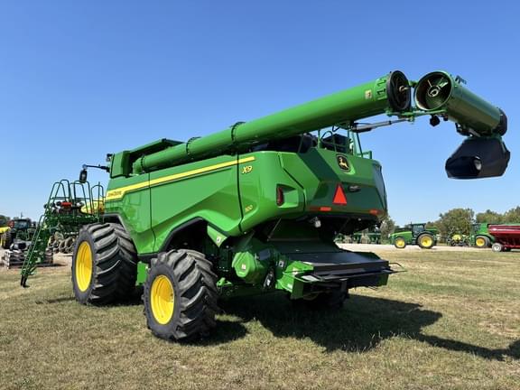 Image of John Deere X9 1100 equipment image 1