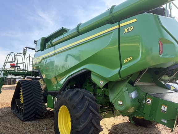 Image of John Deere X9 1100 equipment image 3
