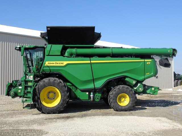 Image of John Deere X9 1100 equipment image 2