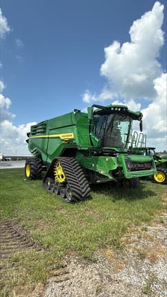 Image of John Deere X9 1100 equipment image 2