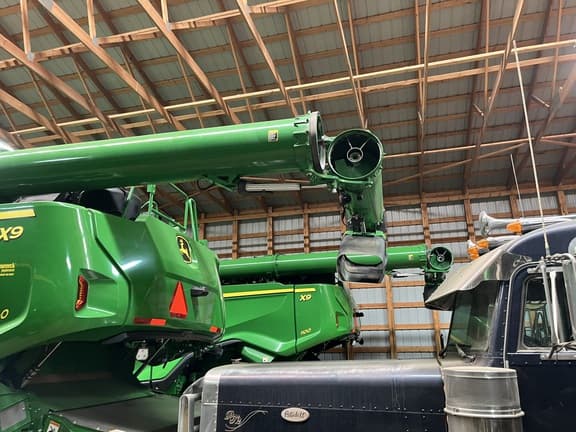 Image of John Deere X9 1100 equipment image 4