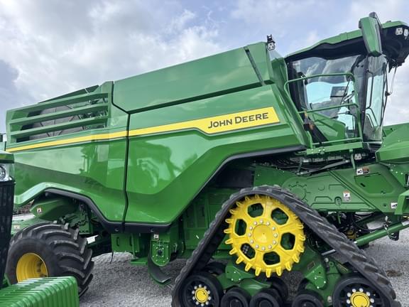 Image of John Deere X9 1100 equipment image 1