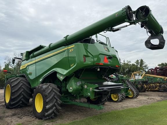 Image of John Deere X9 1100 equipment image 2