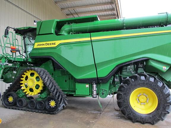 Image of John Deere X9 1100 equipment image 1