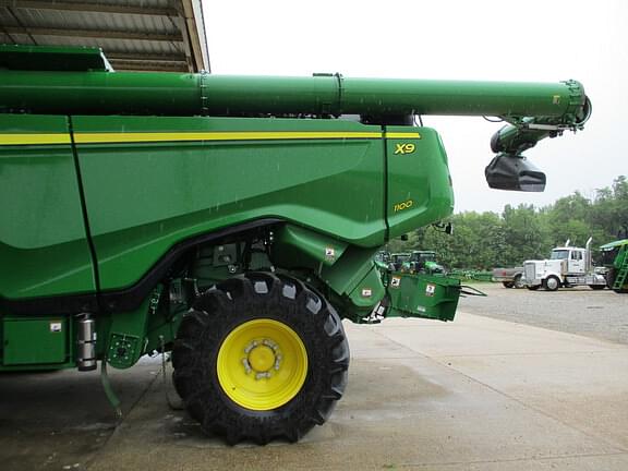 Image of John Deere X9 1100 equipment image 2
