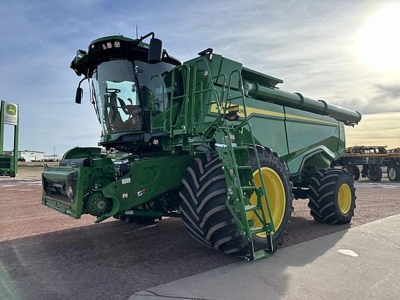 Image of John Deere X9 1100 equipment image 2