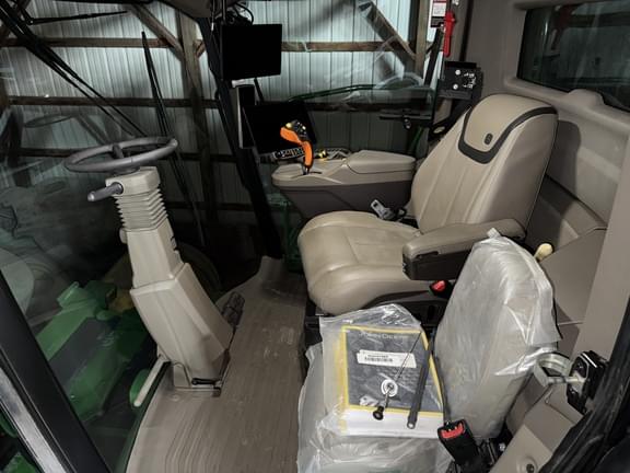 Image of John Deere X9 1100 equipment image 4