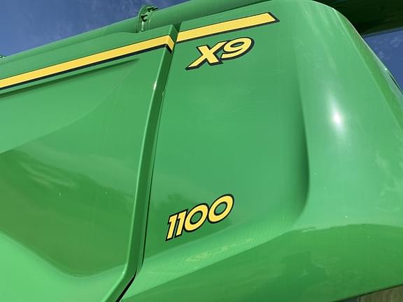 Image of John Deere X9 1100 equipment image 4