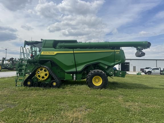 Image of John Deere X9 1100 equipment image 1
