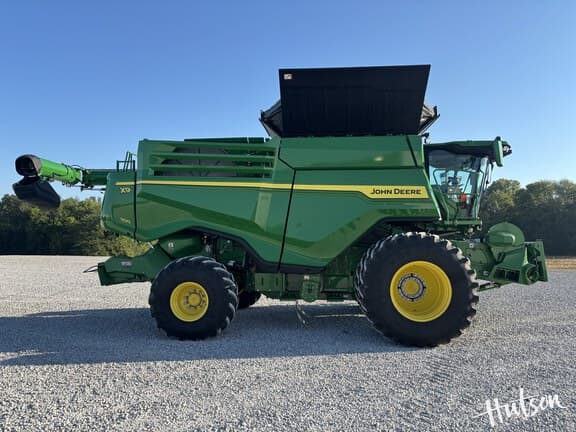 Image of John Deere X9 1100 equipment image 1