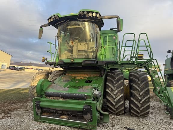 Image of John Deere X9 1100 equipment image 1