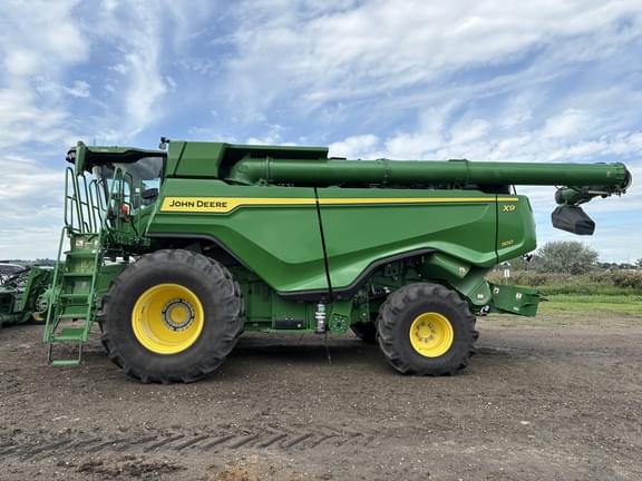 Image of John Deere X9 1100 equipment image 2