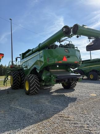 Image of John Deere X9 1100 equipment image 1