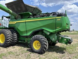 Image of John Deere X9 1100 equipment image 4