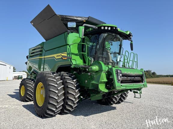 Image of John Deere X9 1100 equipment image 1