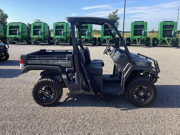 Image of John Deere XUV 835M equipment image 1