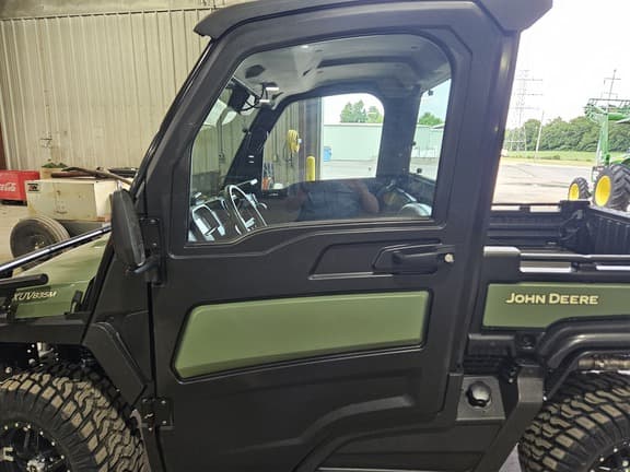 Image of John Deere XUV 835M equipment image 1