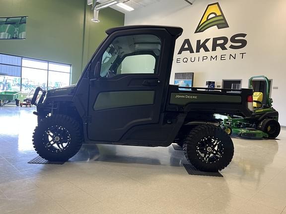 Image of John Deere XUV 835M equipment image 1