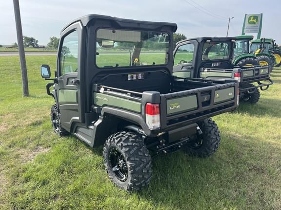 Image of John Deere XUV 835R equipment image 2