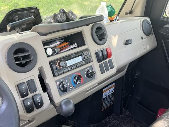 Image of John Deere XUV 835R equipment image 4