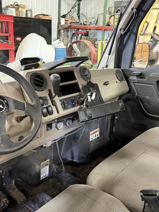 Image of John Deere XUV 835R equipment image 3