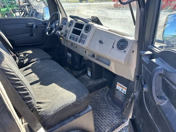 Image of John Deere XUV 835R equipment image 3