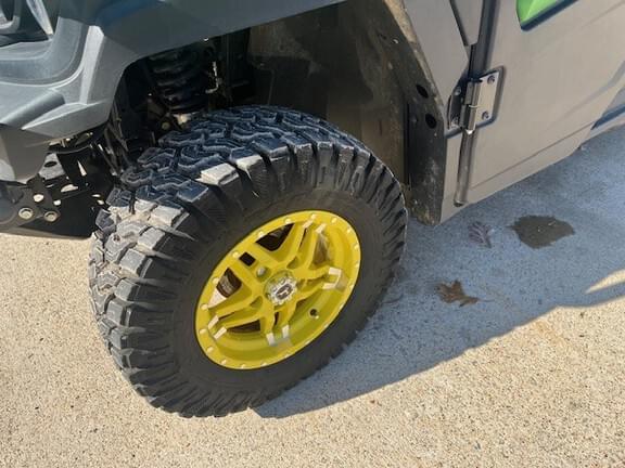 Image of John Deere XUV 835R equipment image 3