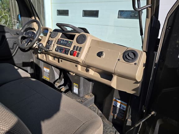 Image of John Deere XUV 835R equipment image 2