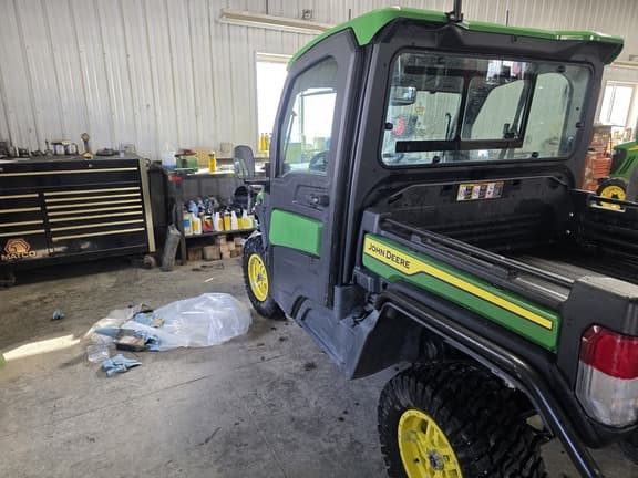 Image of John Deere XUV 835R equipment image 4