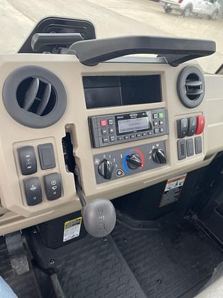 Image of John Deere XUV 835R equipment image 3