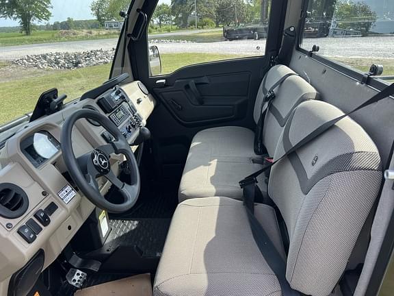 Image of John Deere XUV 835R equipment image 4