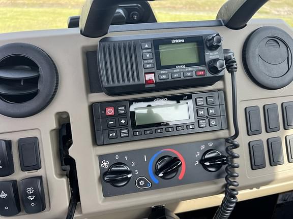 Image of John Deere XUV 835R equipment image 3