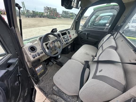 Image of John Deere XUV 835R equipment image 4