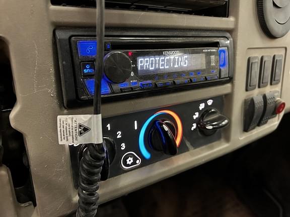 Image of John Deere XUV 835R equipment image 4