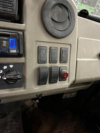 Image of John Deere XUV 835R equipment image 3
