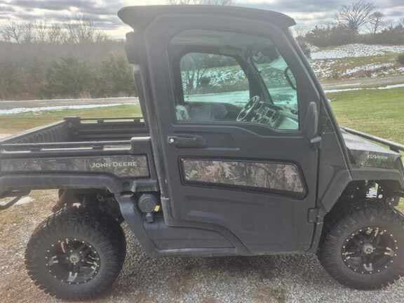 Image of John Deere XUV 835R equipment image 1