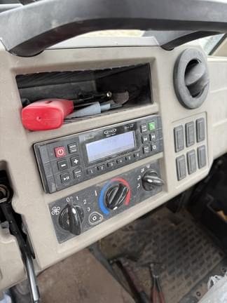 Image of John Deere XUV 835R equipment image 4