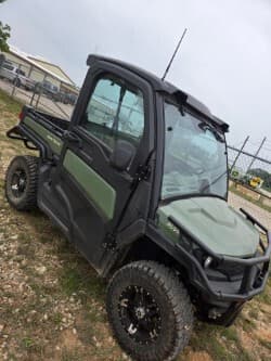 Image of John Deere XUV 835R equipment image 1