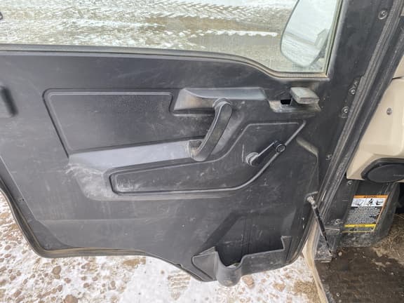 Image of John Deere XUV 835R equipment image 4