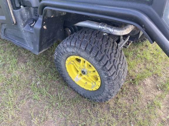 Image of John Deere XUV 835R equipment image 1
